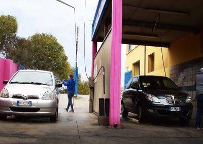Autolavaggio Sassari Self Service al miglior prezzo. Pulizia auto con acqua calda per un'efficace rimozione dello sporco più tenace.